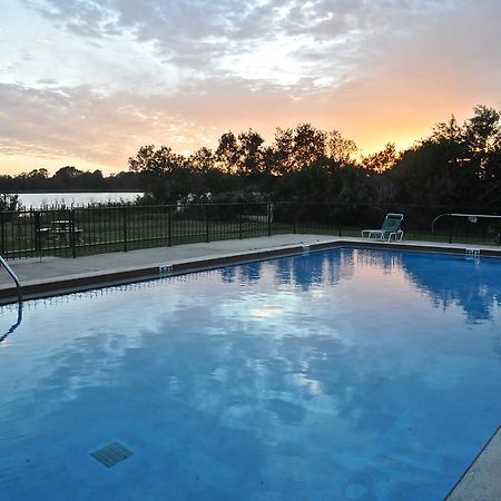 סלבריישן Palm Lakefront Resort And Hostel מראה חיצוני תמונה