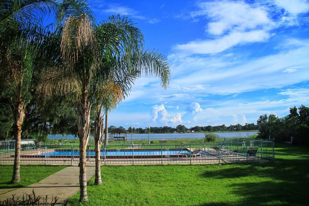 סלבריישן Palm Lakefront Resort And Hostel מראה חיצוני תמונה