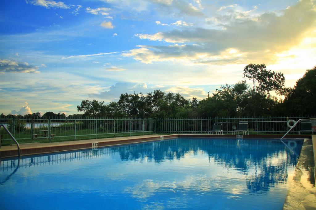 סלבריישן Palm Lakefront Resort And Hostel מראה חיצוני תמונה