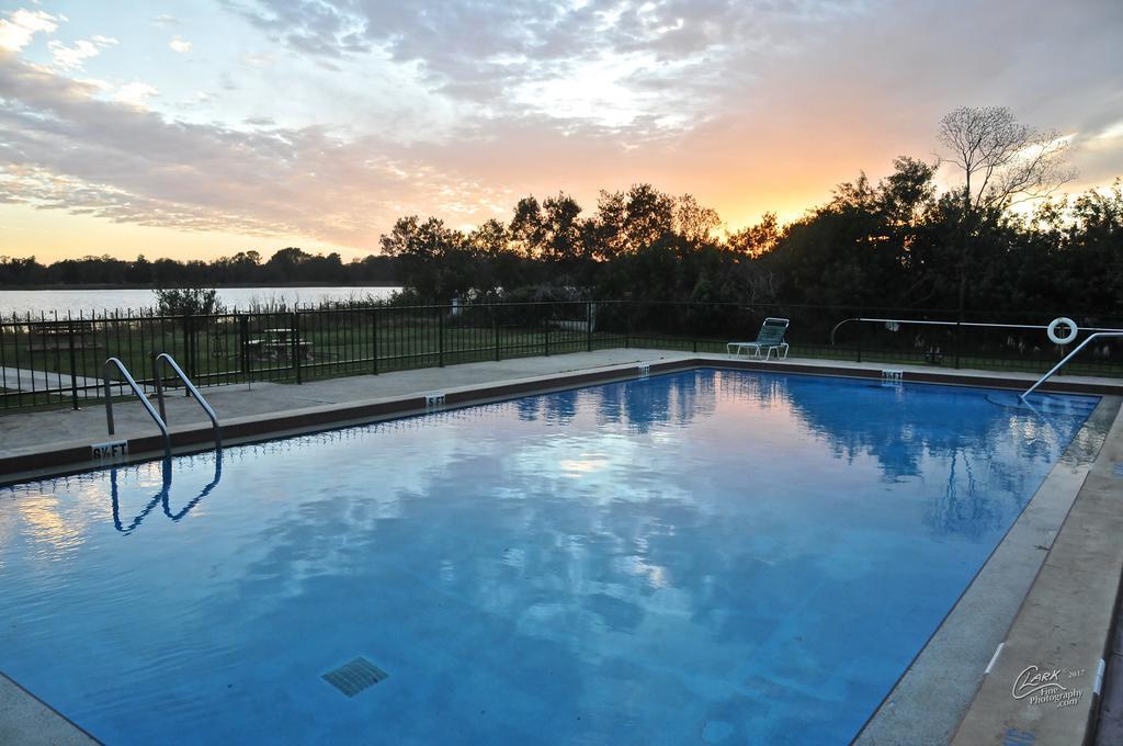 סלבריישן Palm Lakefront Resort And Hostel מראה חיצוני תמונה
