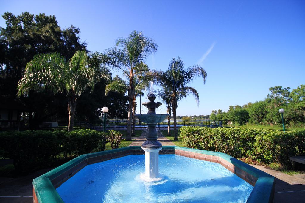 סלבריישן Palm Lakefront Resort And Hostel מראה חיצוני תמונה