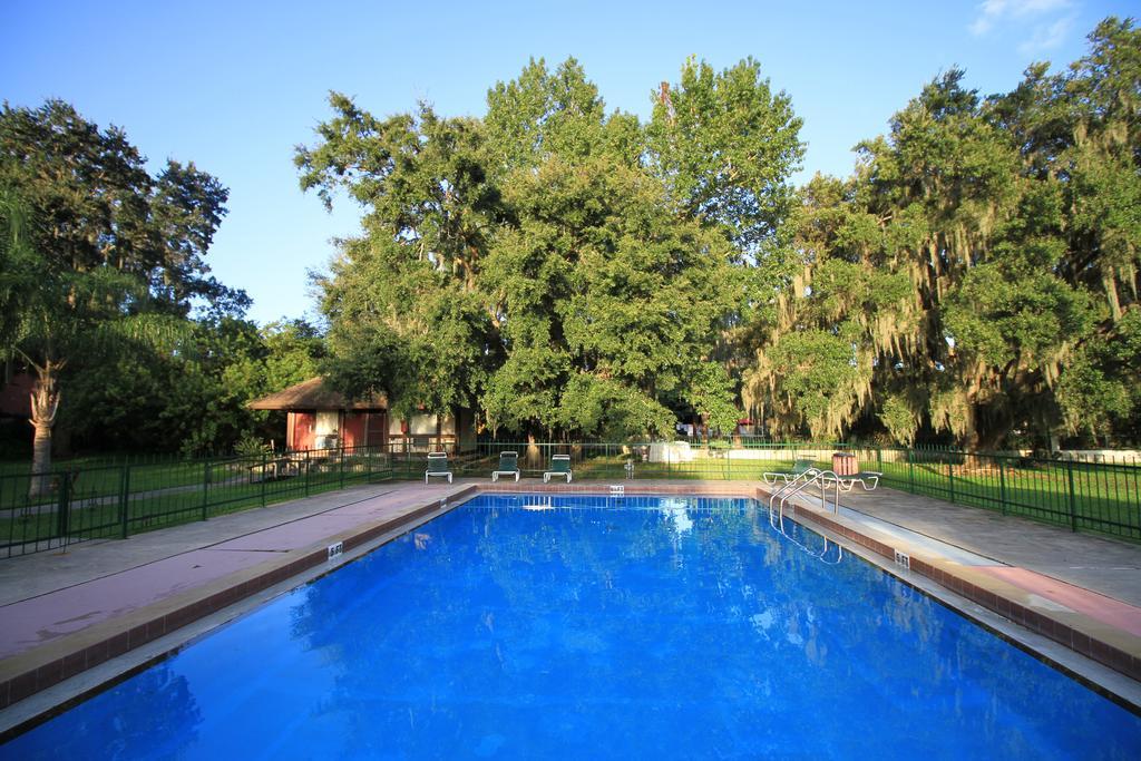סלבריישן Palm Lakefront Resort And Hostel מראה חיצוני תמונה