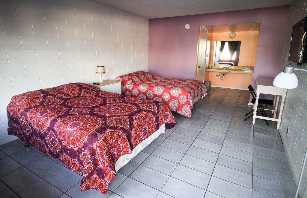 סלבריישן Palm Lakefront Resort And Hostel מראה חיצוני תמונה